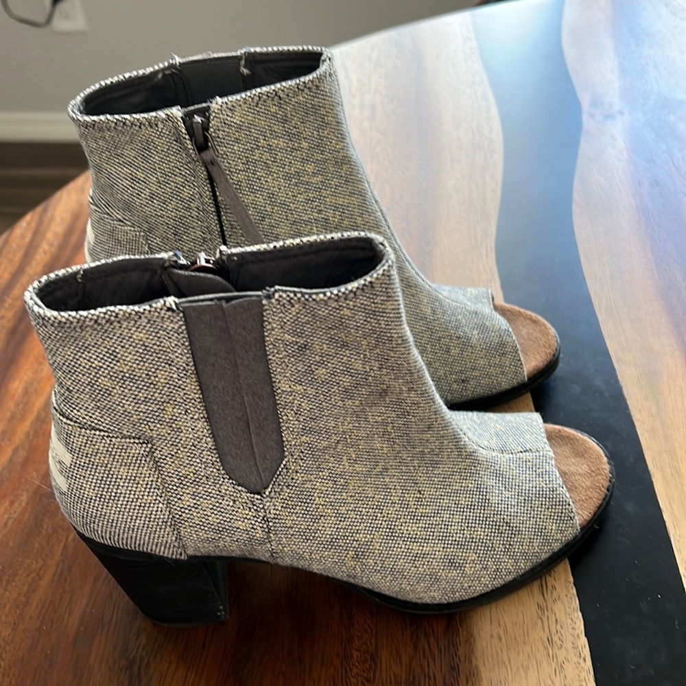 Toms Ladies Metallic Canvas Bootie Size 8.5 Like New